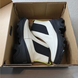 NWOT Sorel Women’s Brex Chelsea Boots in Chalk & Black, size 8.5